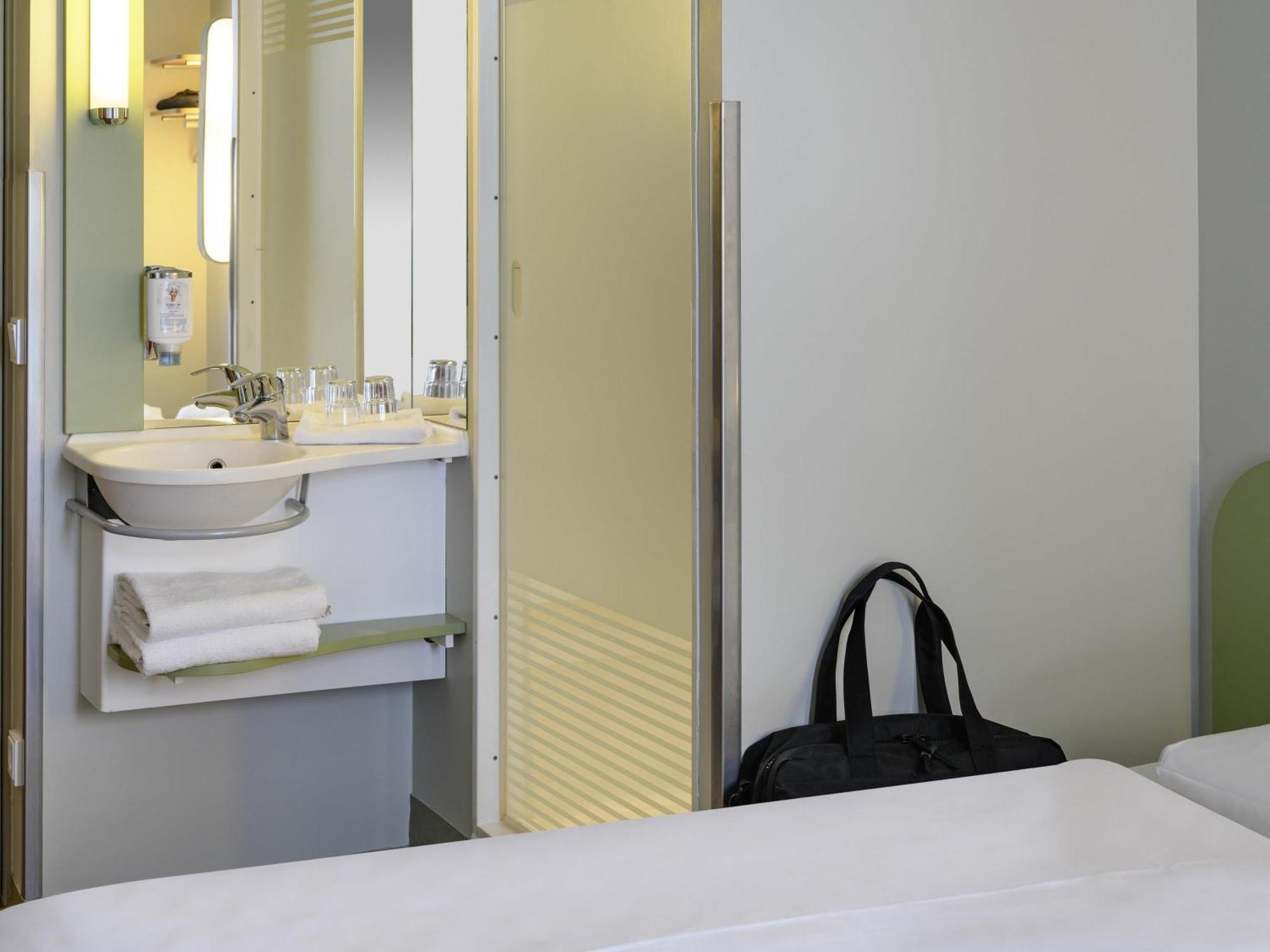Twin Room,1765446852:JPEG